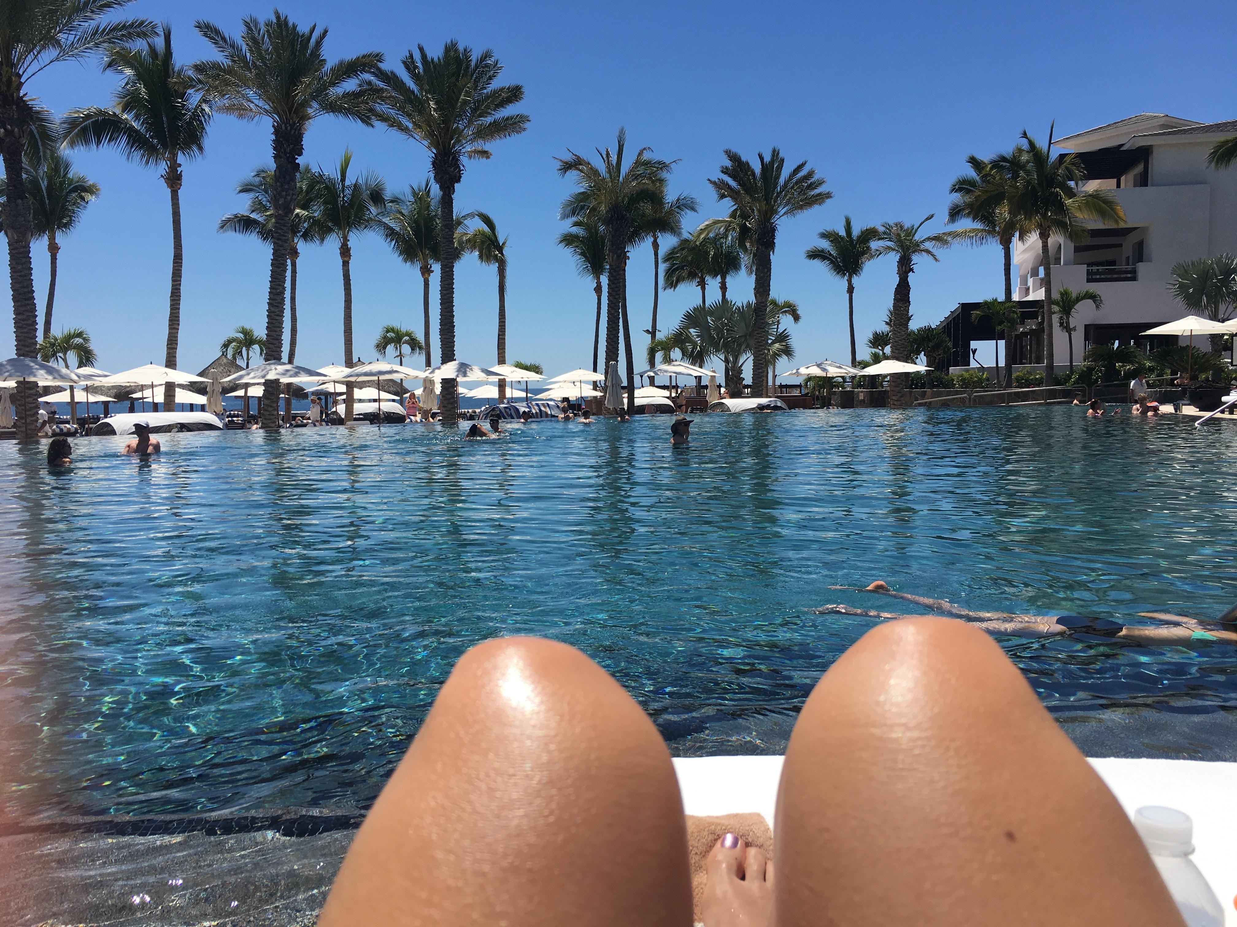 Boat ride trip in Cabo San Lucas to view famous rock arch formation