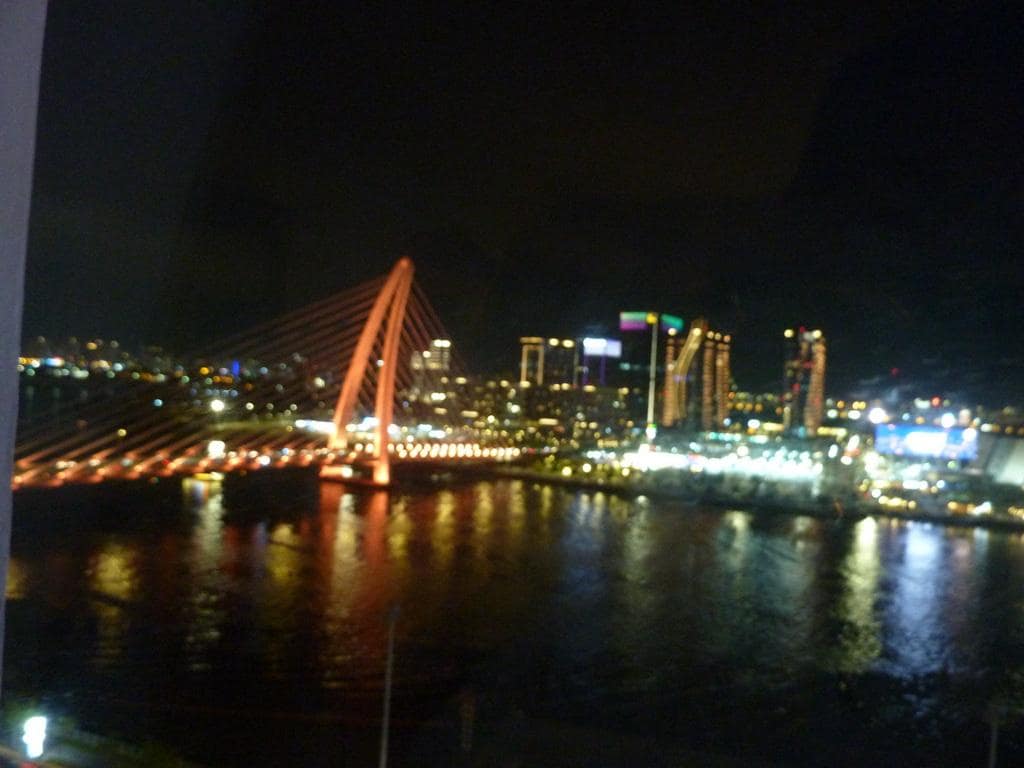 部屋からサイゴン川の夜景