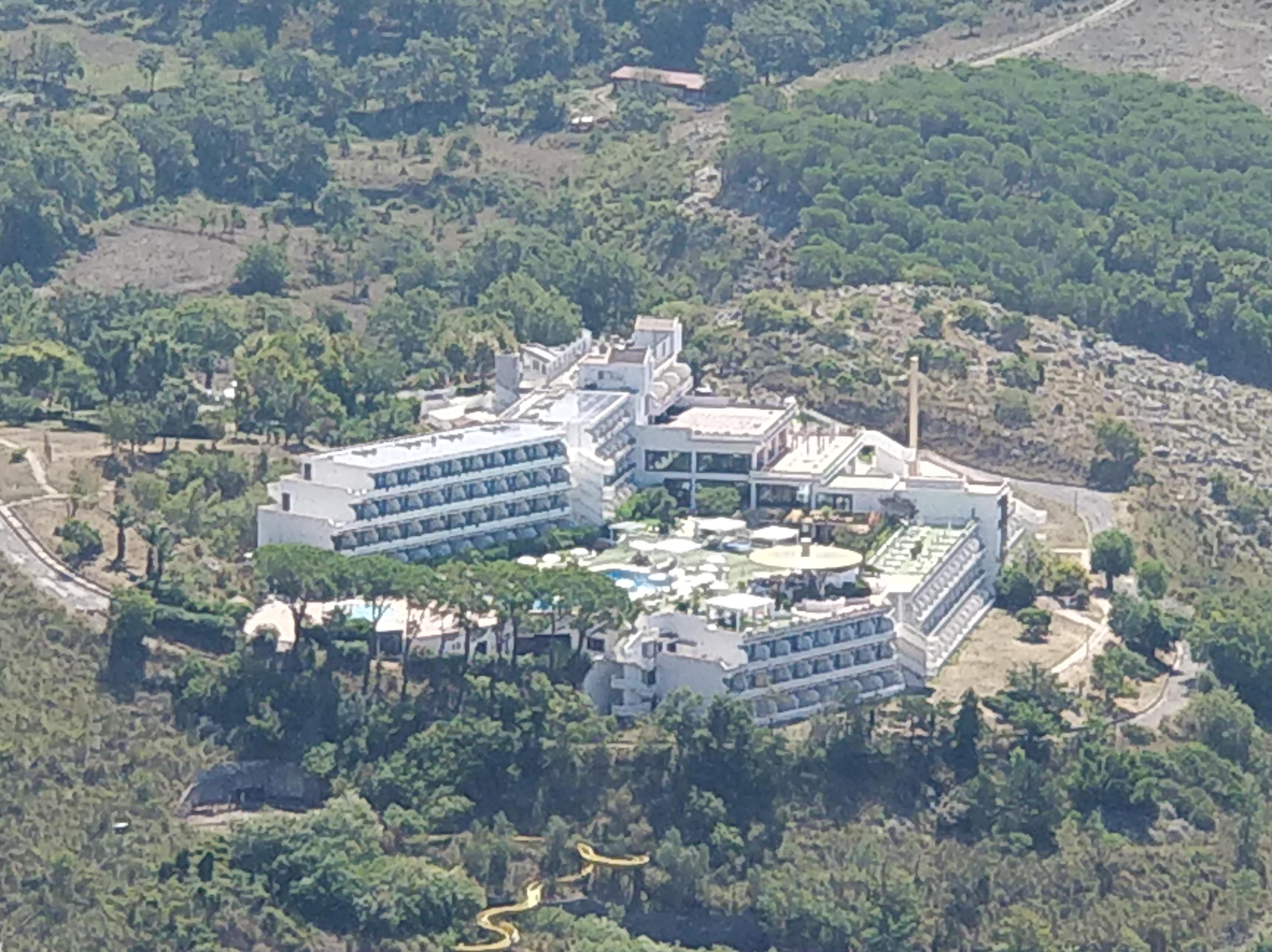 Vista dell'albergo dalla Statua del Cristo 