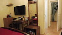 Schlafzimmer mit Tisch und KĂŒhlschrank