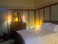 Queen bed with large bath