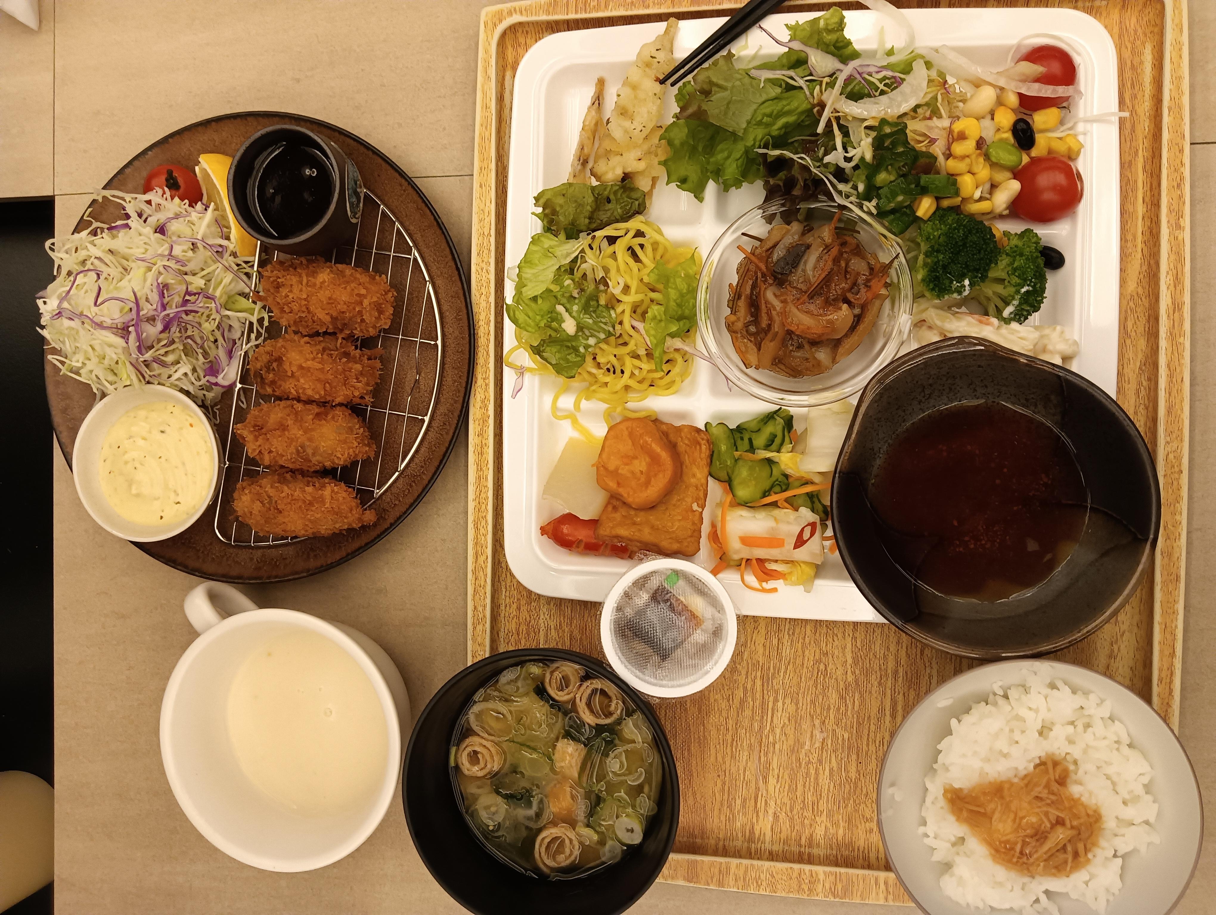 夕食ブッフェとメインのカキフライ
