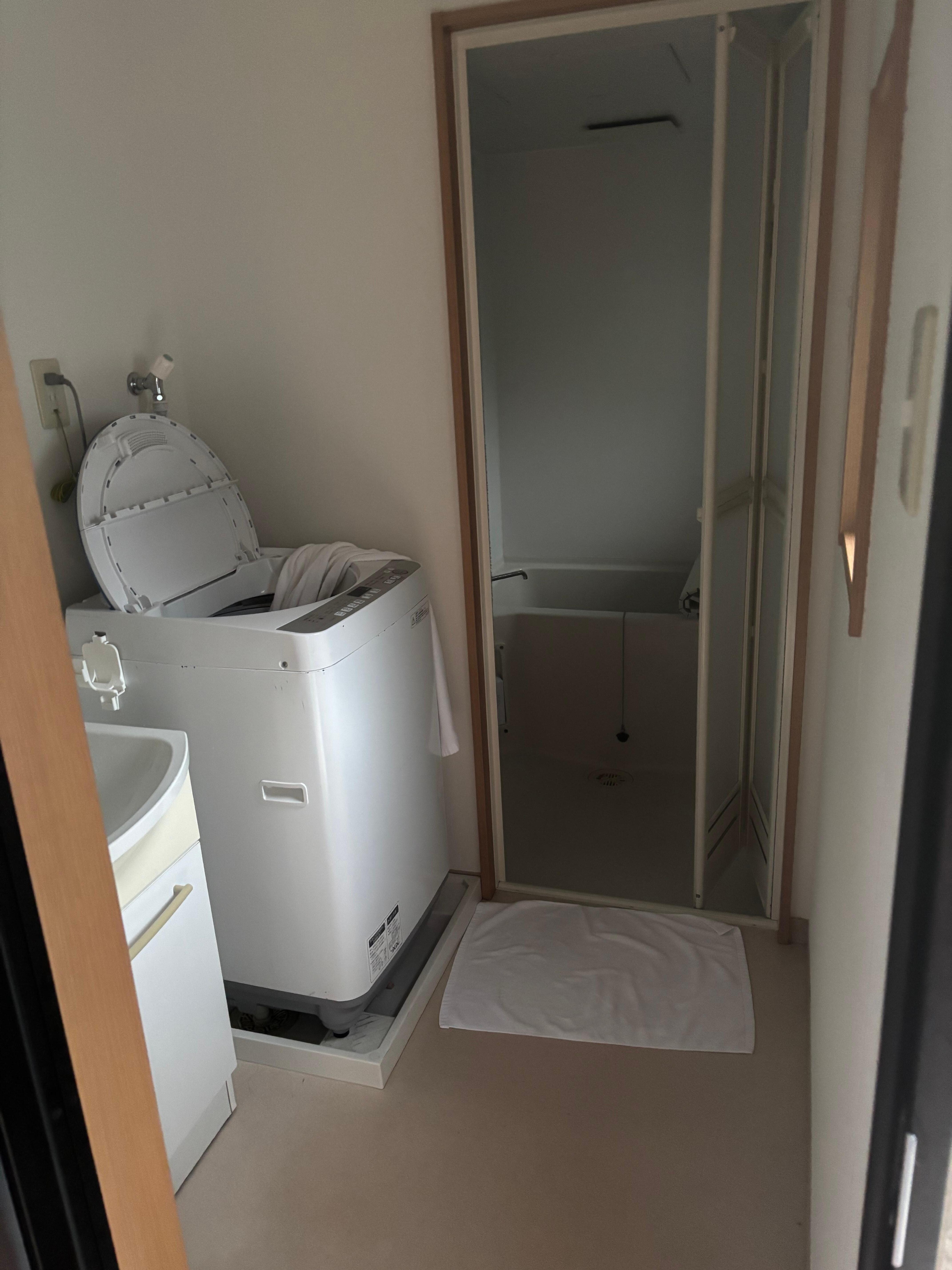 Bath/laundry