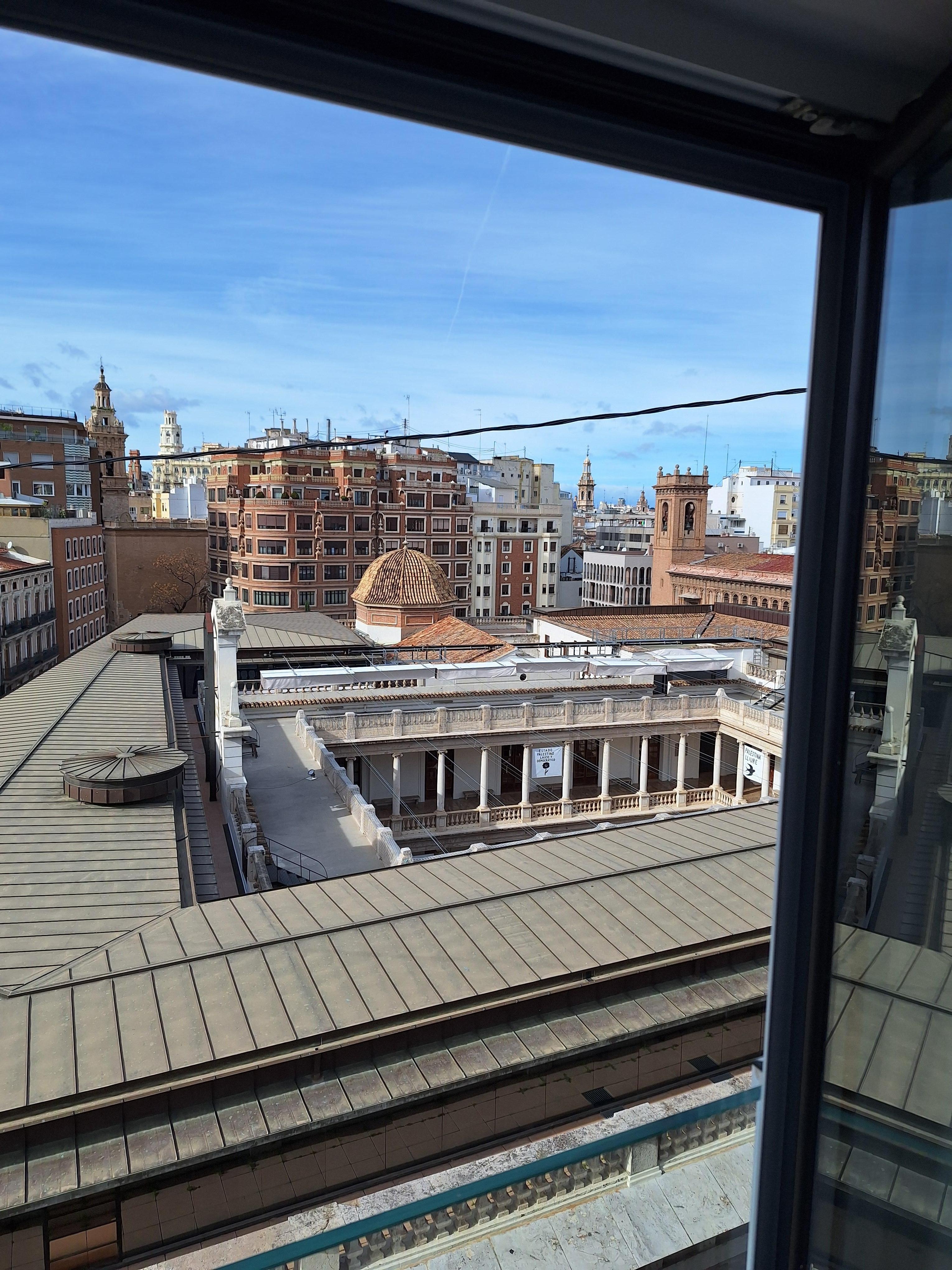 Uitzicht vanuit de kamer op de stad