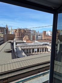 Uitzicht vanuit de kamer op de stad