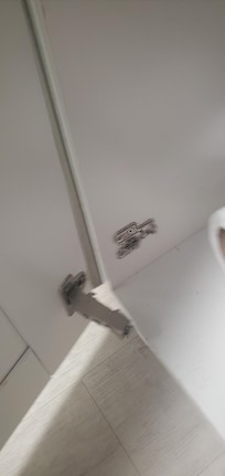 Broken kitchen cabinet addressed to host with no response