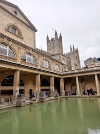 À l'arrière plan, l'abbaye