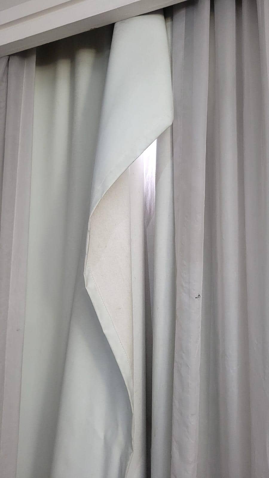 Cortina solta (tive que usar uma presilha de cabelo para conseguir fechar)