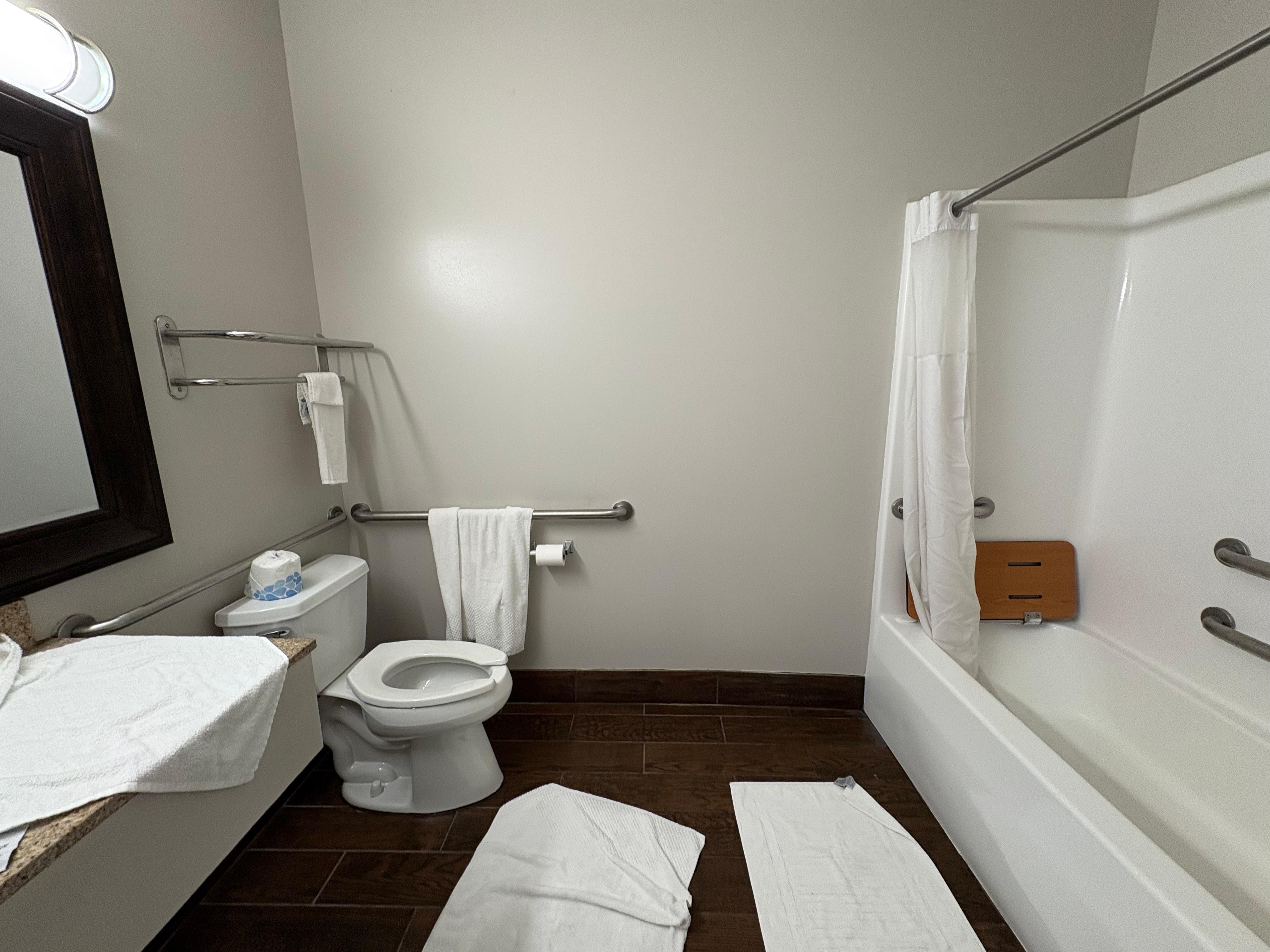 No room for dry towels or clothes within easy access to tub