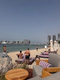 Privat strand med strandbar