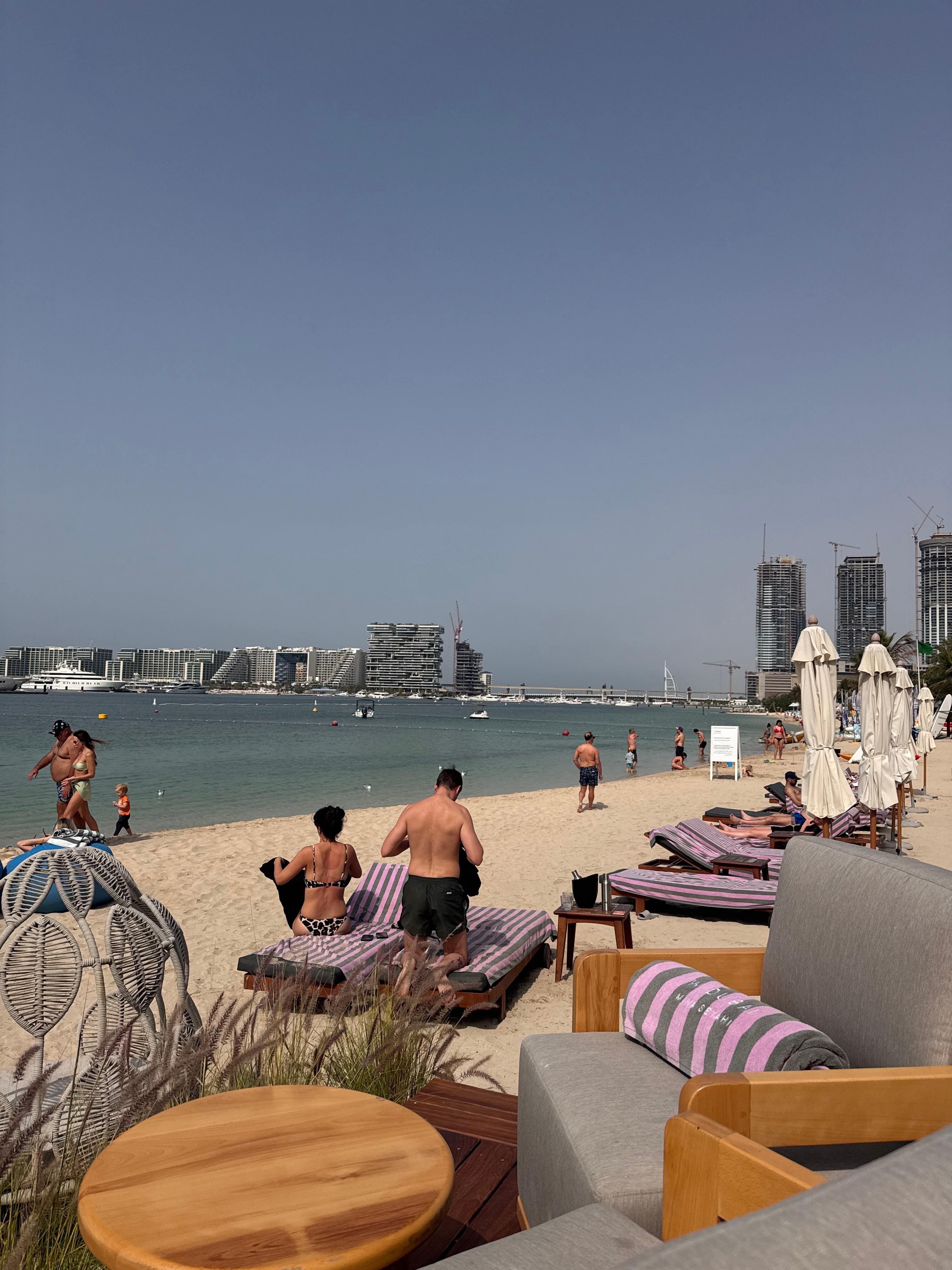 Privat strand med strandbar