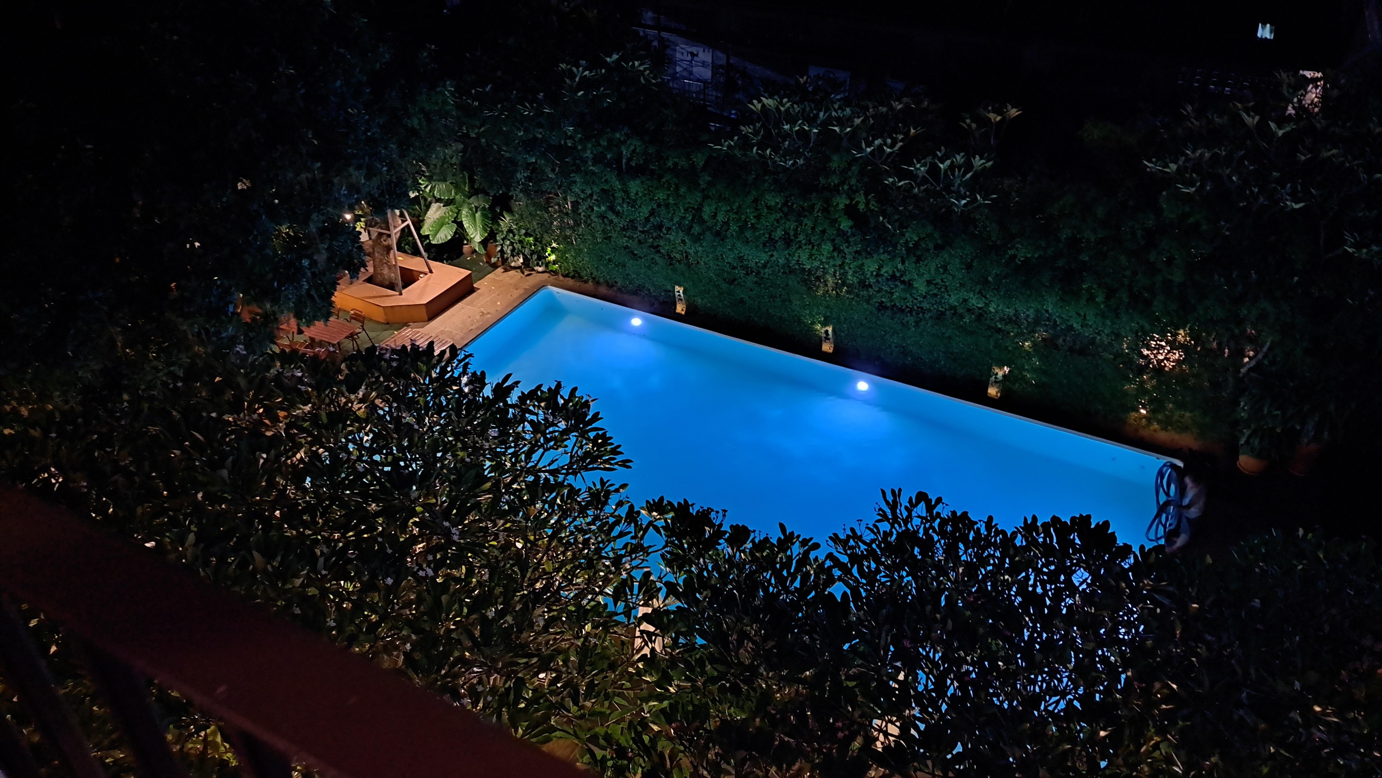 Fin utsikt over byen, rett ned til bassenget.