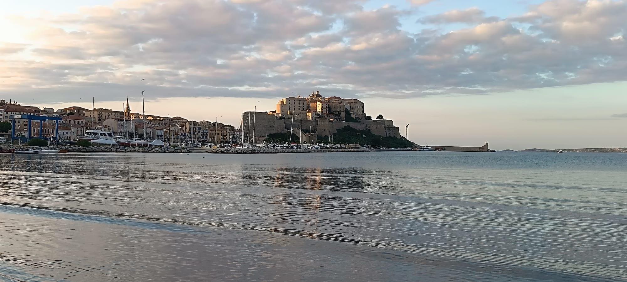 Baie de Calvi au vue de la Terrassecoucher du soleil 