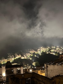 otel çevresi gece görünümü