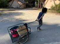 Chariot bien utile pour apporter les bagages jusqu’à la roulotte