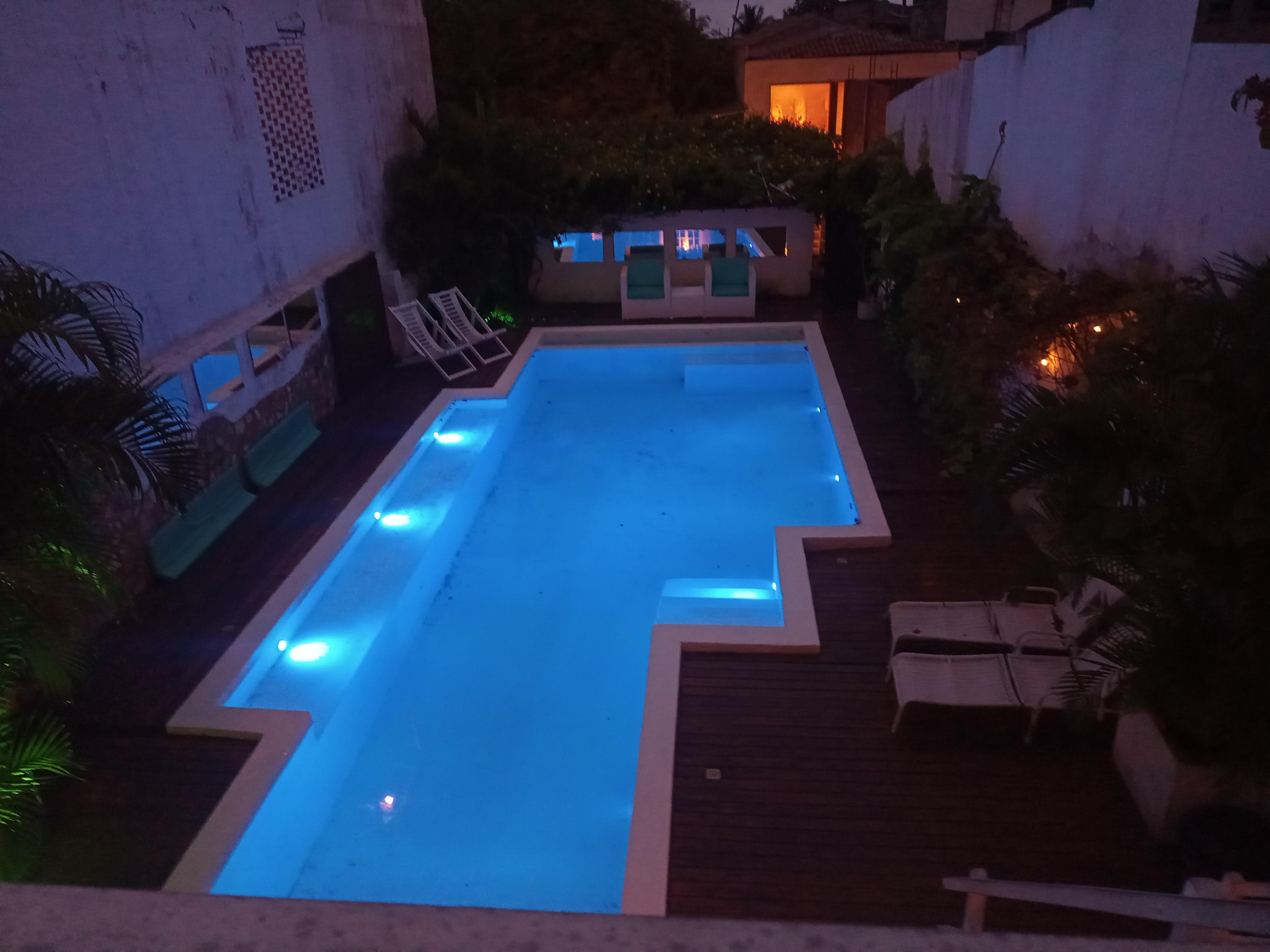 Piscina a noite ..Funciona todos os dias e métodos os horários 