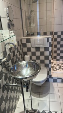 Beau look
Lavabo vraiment pas pratique : éclaboussures garantie et vêtements mouillés !!!
