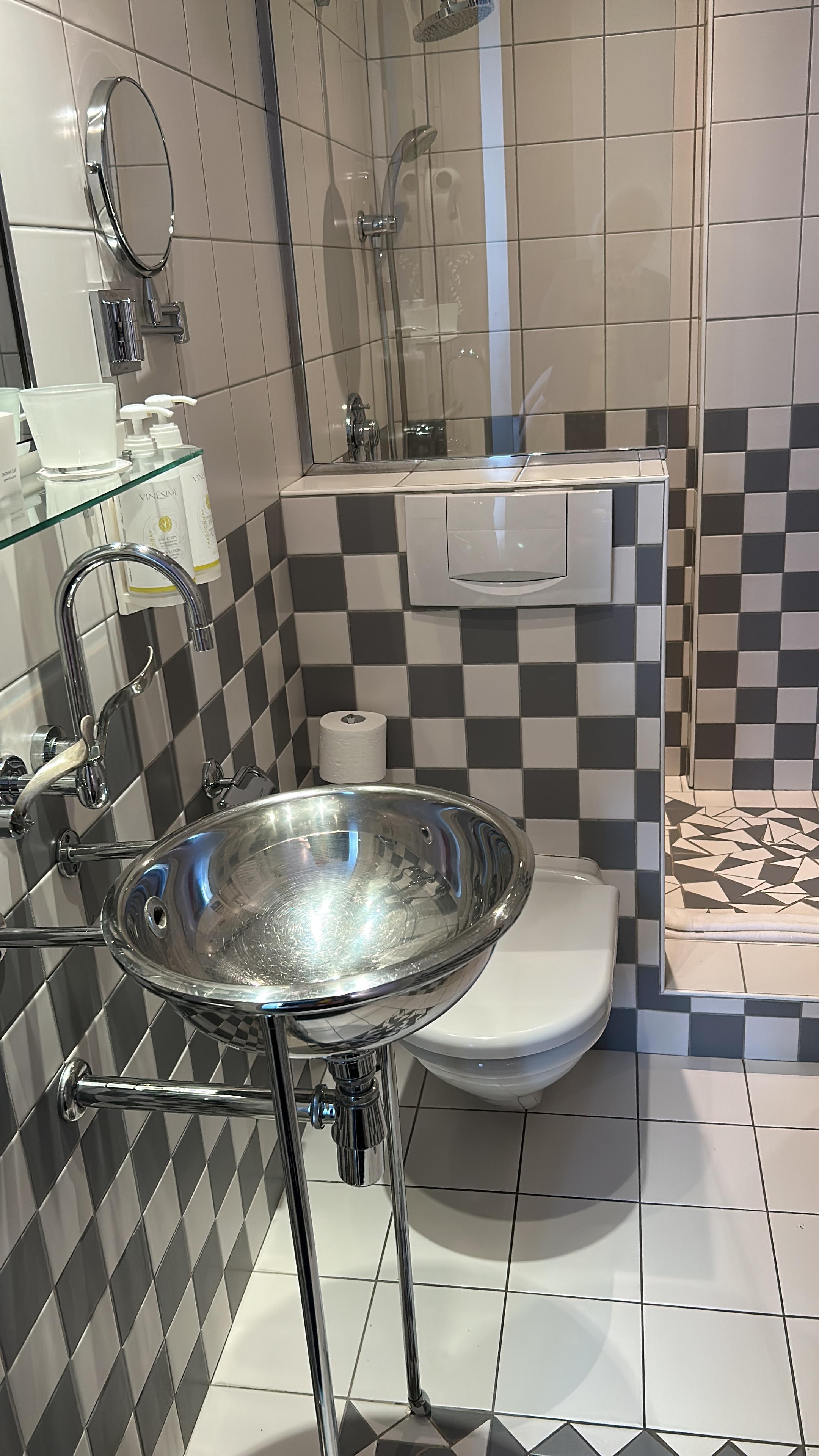 Beau look
Lavabo vraiment pas pratique : éclaboussures garantie et vêtements mouillés !!!