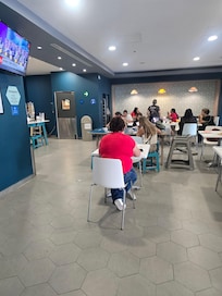 Incluye desayuno tipo buffet (muy rico).