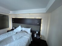 Værelse måske en gang meget i superstand, men tydelige tegn på slidtage , selv gardiner så medtaget ud