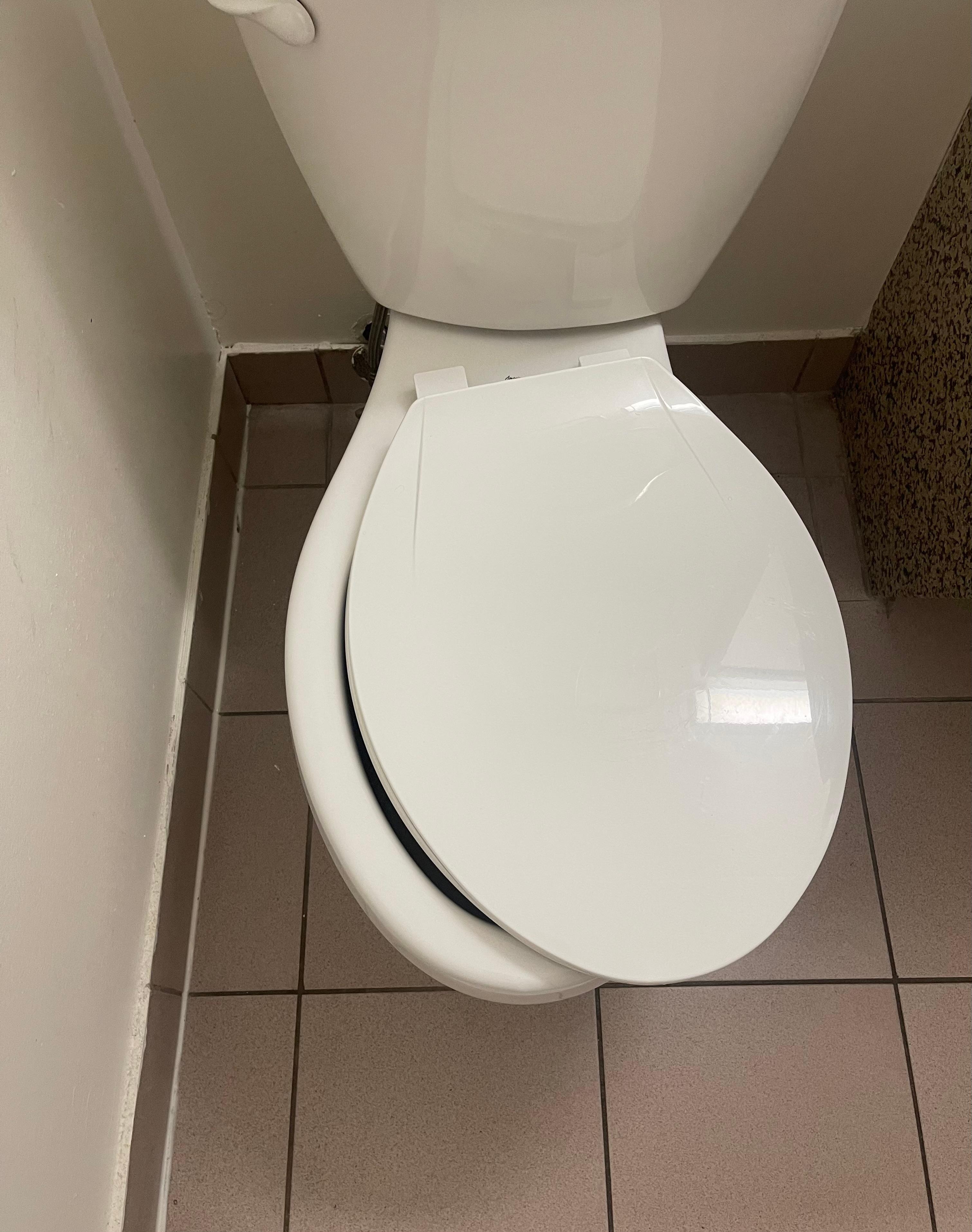 第一次入住已經告訴他們座廁版要維修，當我第二次入住選擇同一間房還是這樣！