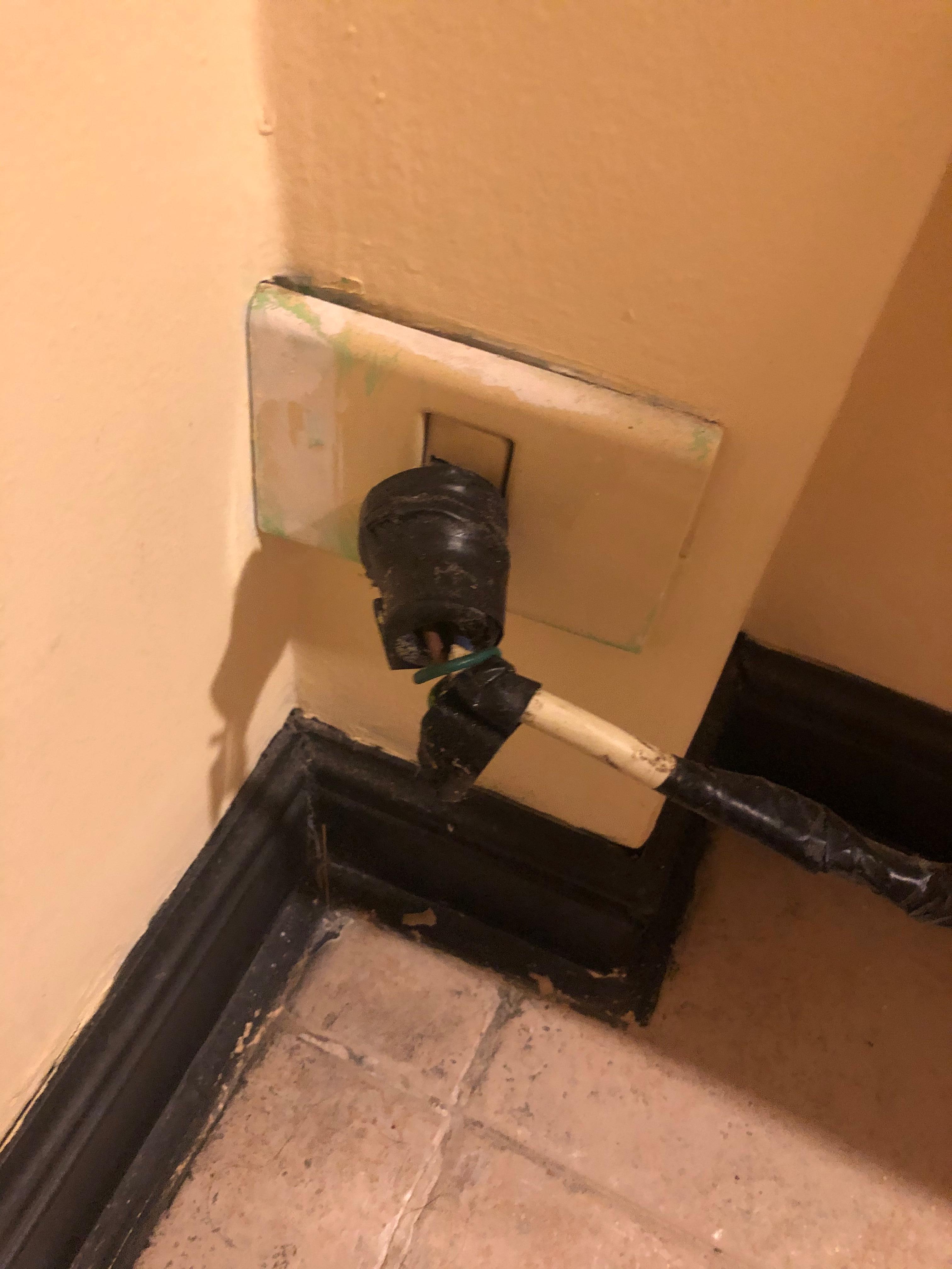 Electric plug is not intact 