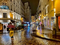 Hotel du Levant ligger på højre side i gaden