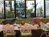 La sala della colazione affacciata sul giardino interno