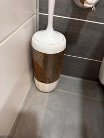 Tuvalet fırçasının halini herhalde açıklamama gerek yok utanarak koydum. 🤦🏻♀️