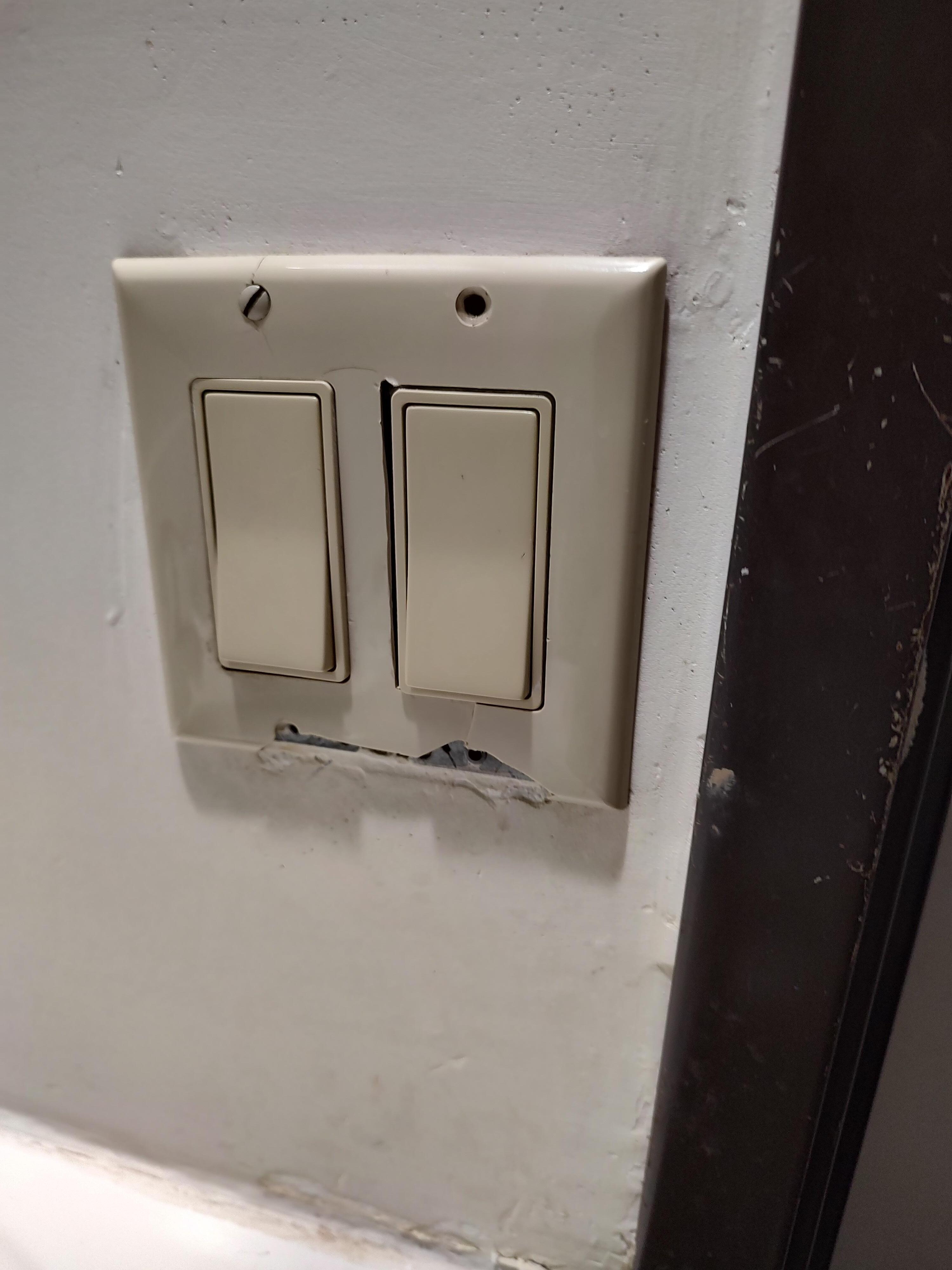 Outlet beat up no screw