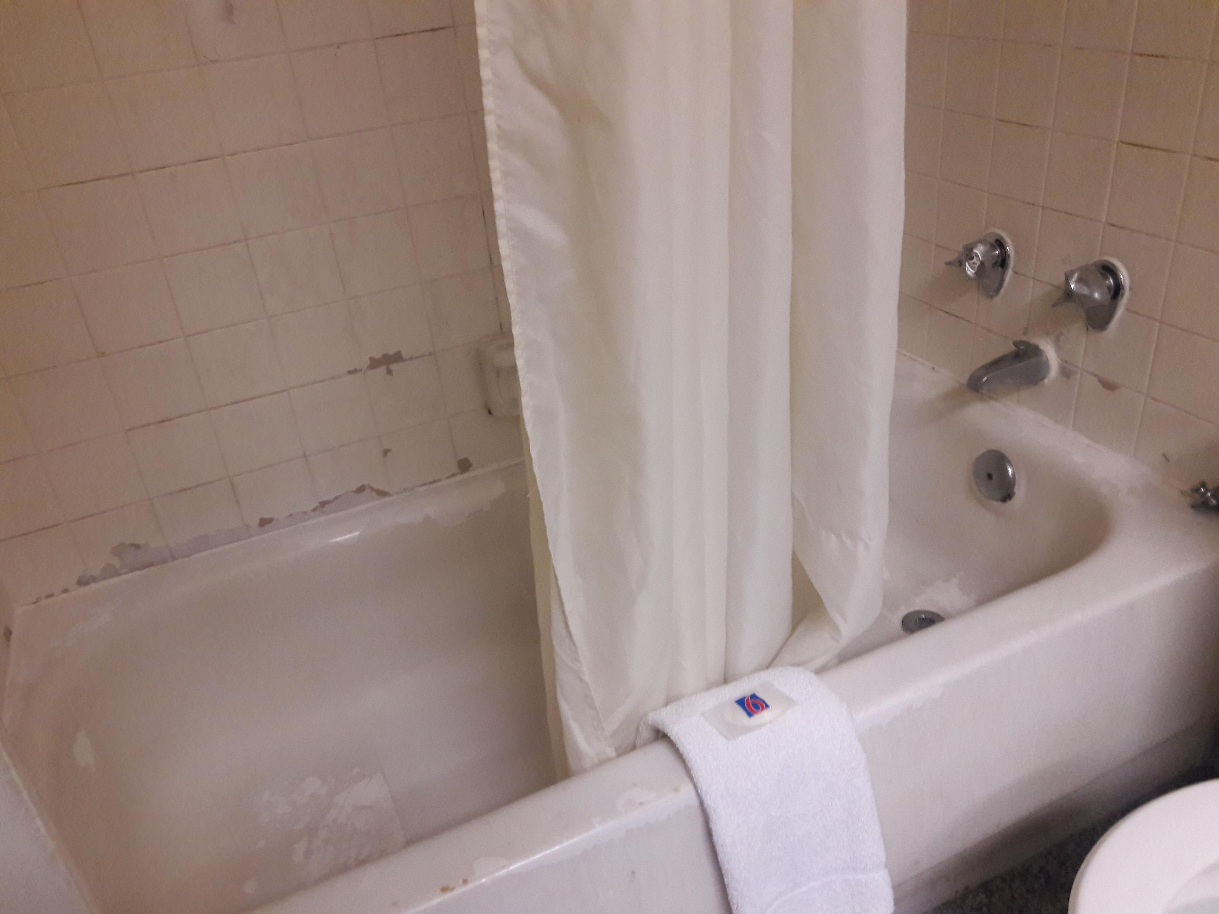 Dirty Bathtub/Shower