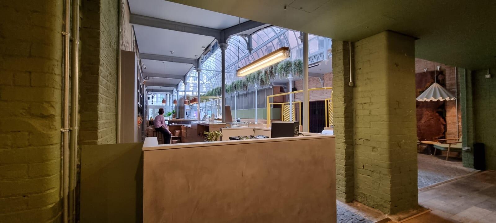 Recepción y bar en la entrada
