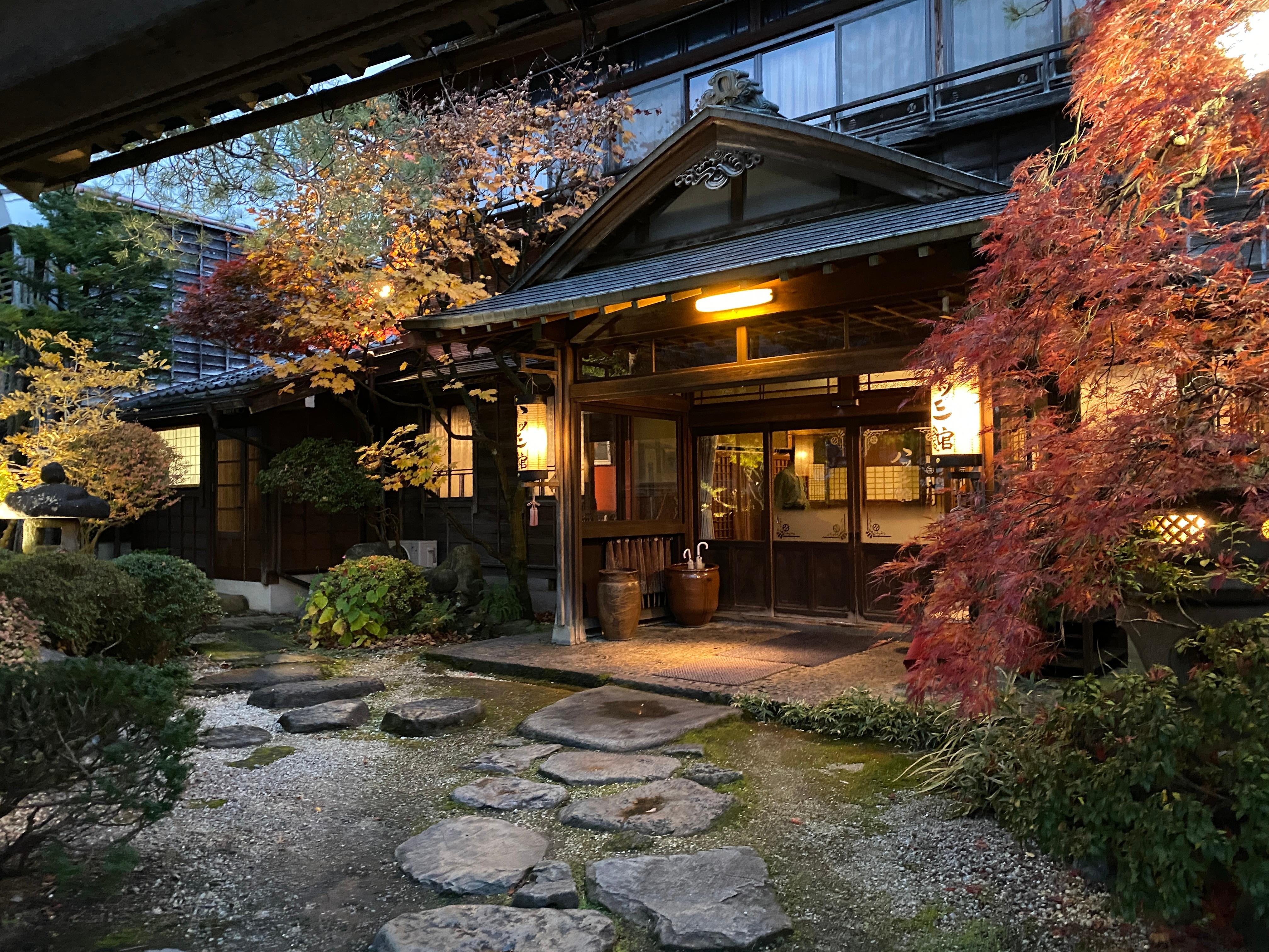 玄関は紅葉でお迎え