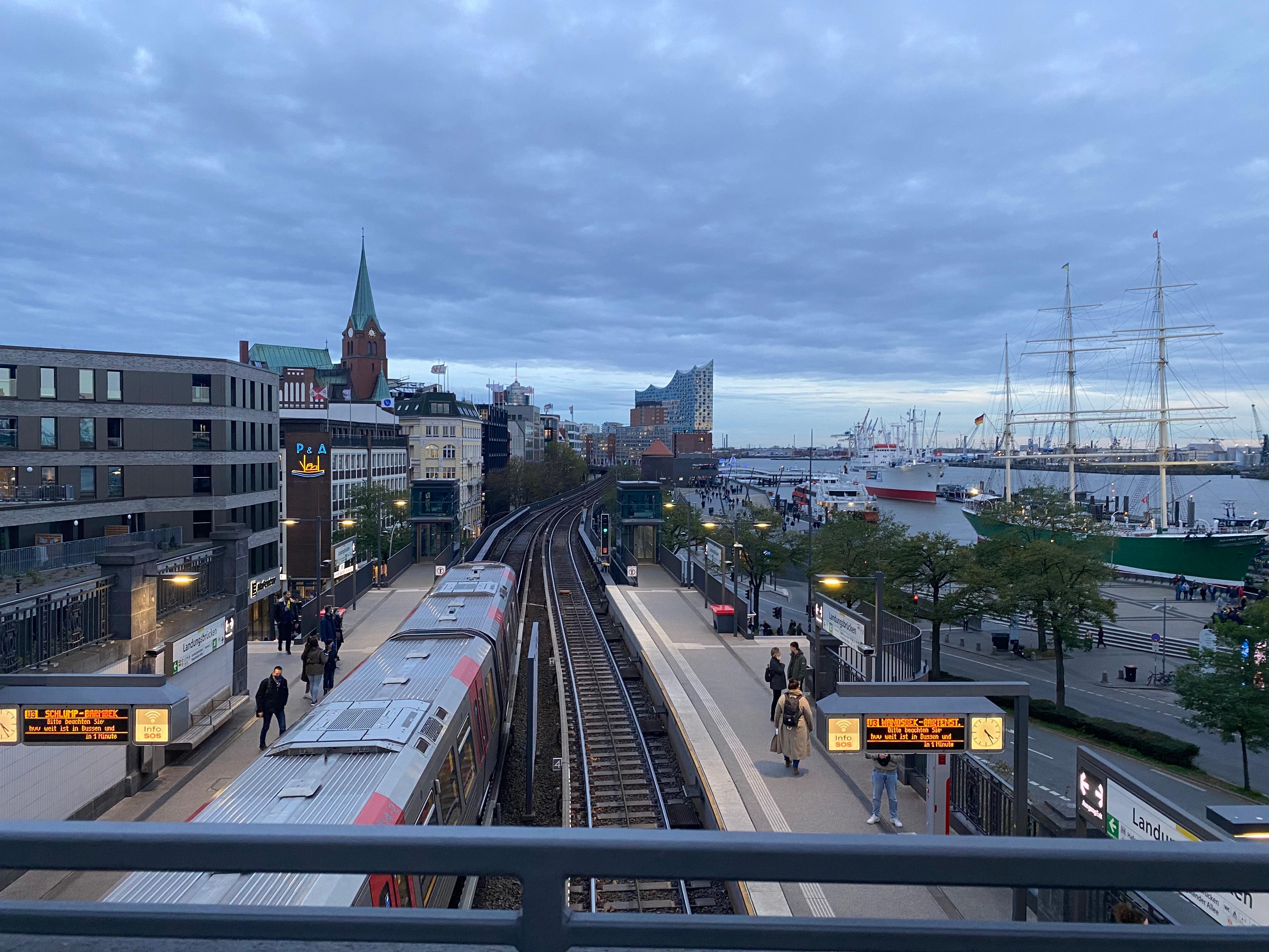 Udflugt med ubahn direkte fra Wandsbek Markt til Hamborg Havn. 