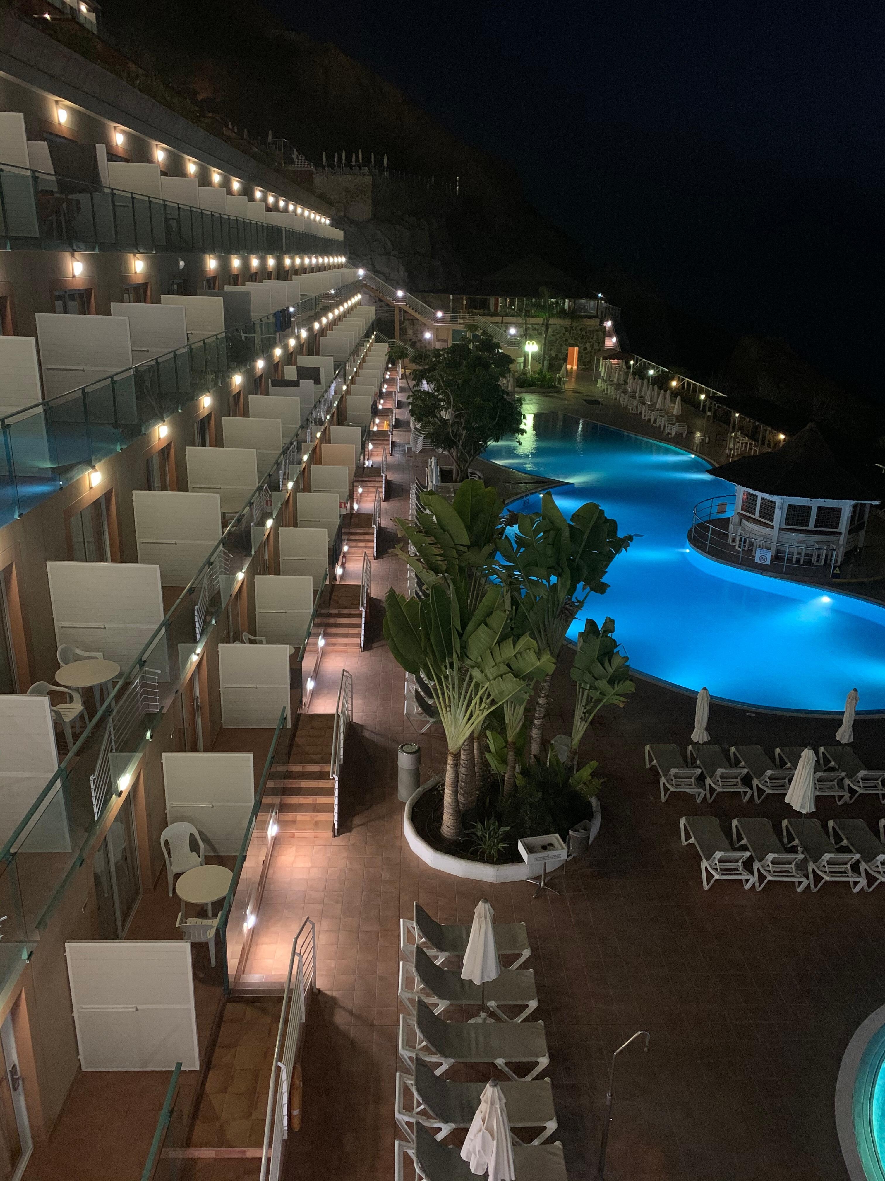 Flott område rundt poolen med bar og mulighet for mat hele dagen. 