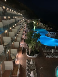 Flott område rundt poolen med bar og mulighet for mat hele dagen.