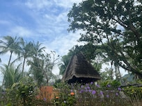 Fint med blomster og hver dag sto personal fra hotellet å ryddet bort og plantet og malte.