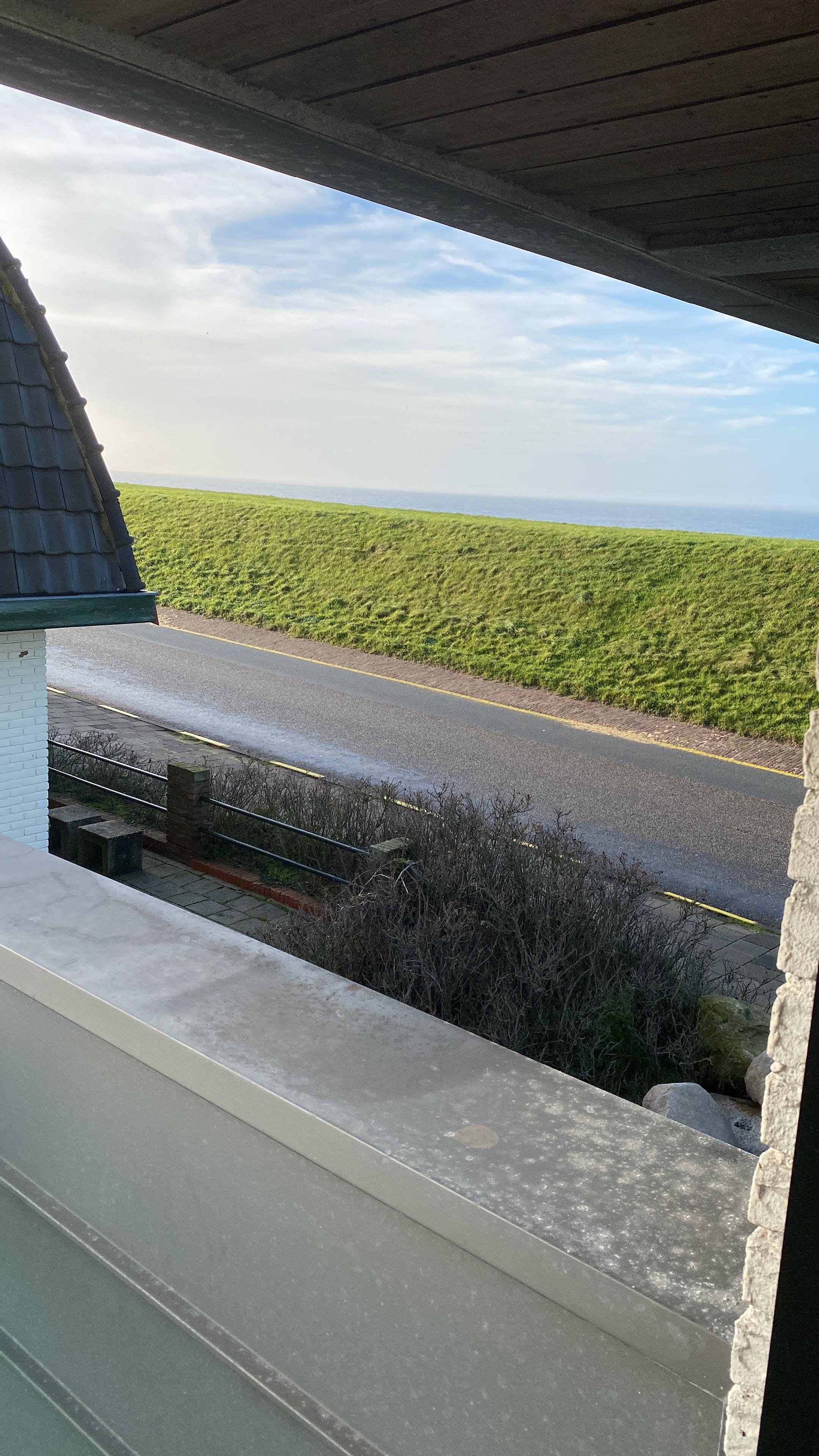 Balkon uitzicht op (Wadden) Zee. 