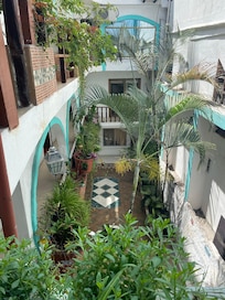 El patio adentro del hotel.