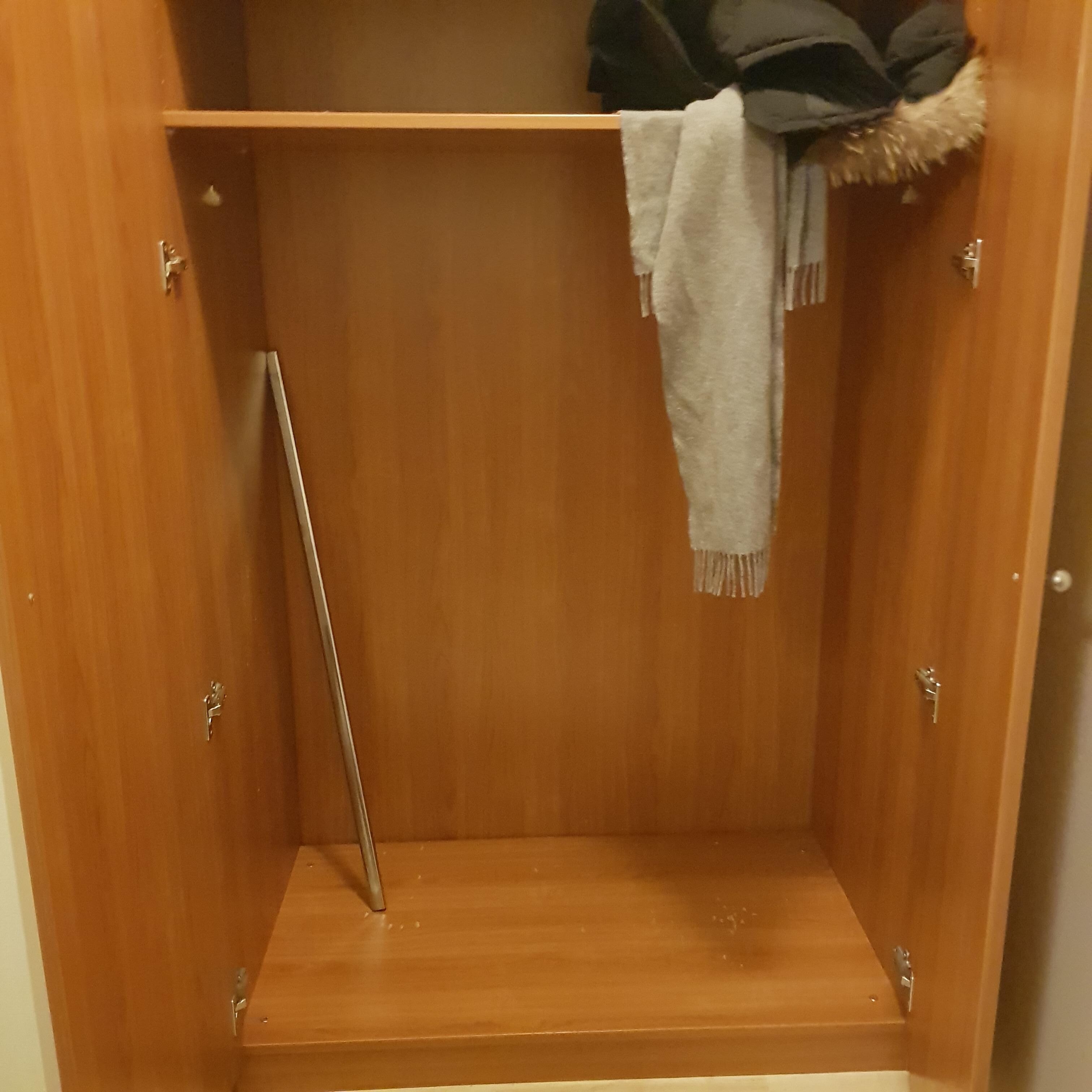 부서진 옷장