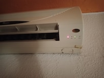 Sem ar condicionado a funcionar, sem água quente e sem cortina de duche (caía e não consegui fixar no lugar).
Apesar de ter entrado em contato com a receção por WhatsApp, apenas recebi mensagens de resposta automáticas e nunca me foi dada atenção.