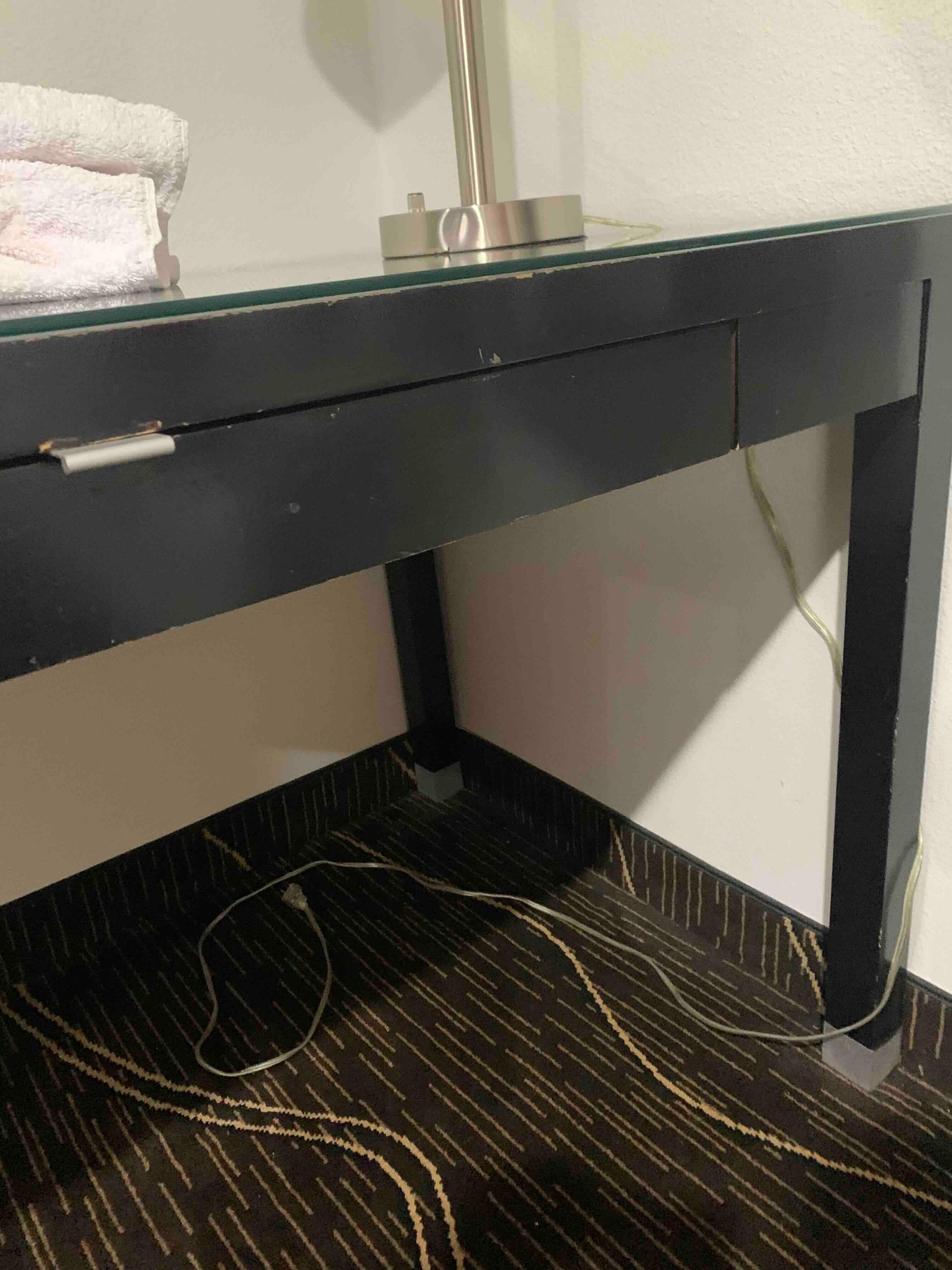 there is table lamp, but no way to connect