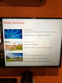 Informationscreen in room indicates swimmingpool and gym, but that is not available.