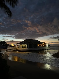 Kelly’s at night