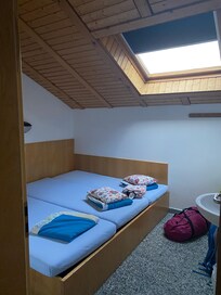 Værelse til 3 personer. Du skal selv rede seng plus have håndklæder med (eller leje det)