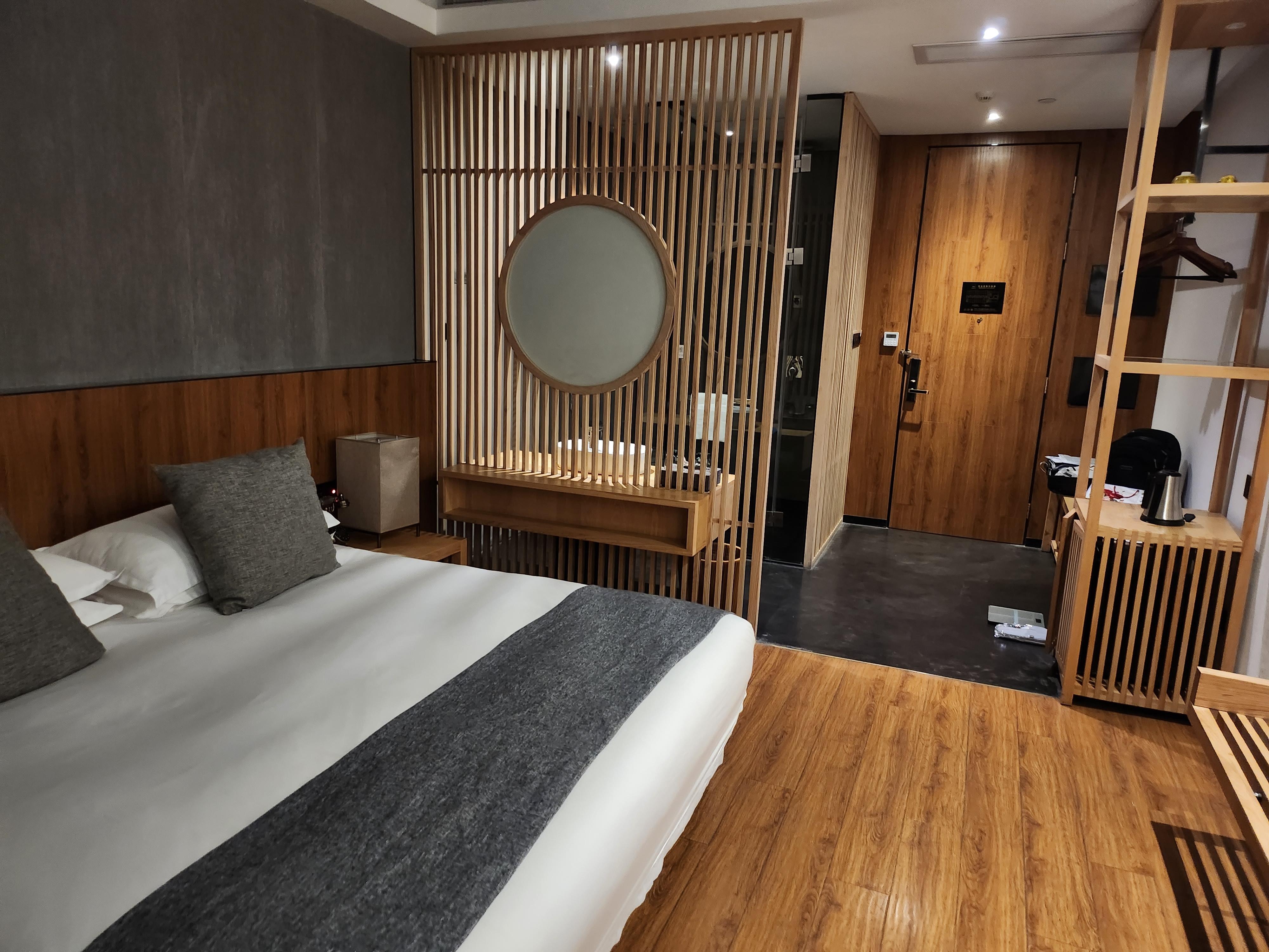 房間很大，插頭很多不怕沒有地方充電