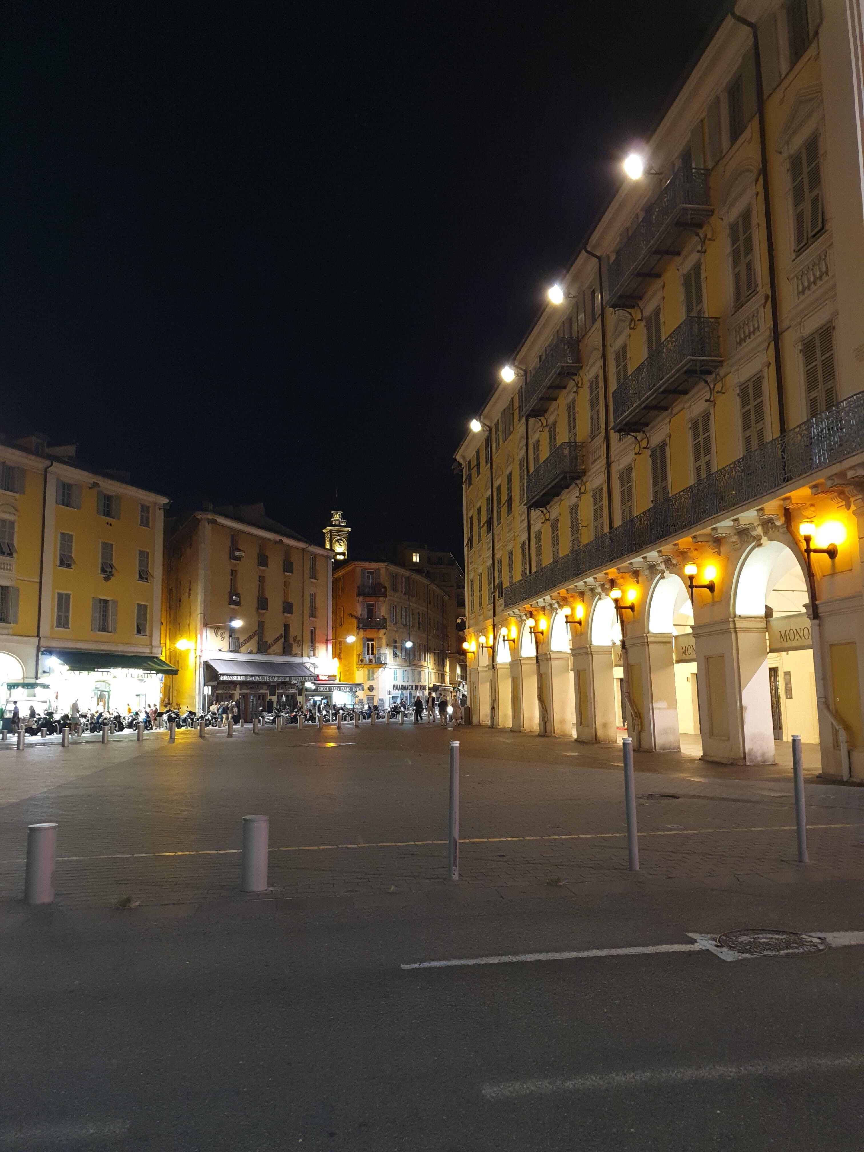 Nærmeste torg og spiseplasser