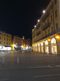 Nærmeste torg og spiseplasser