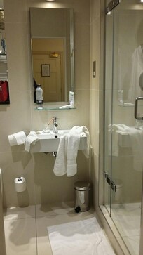 Salle d'eau Lavabo trĂšs bas, pas de pose serviette
TrĂšs propre.