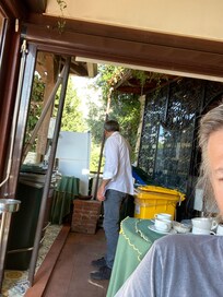 MĂŒlltonne in der FrĂŒhstĂŒcksbar